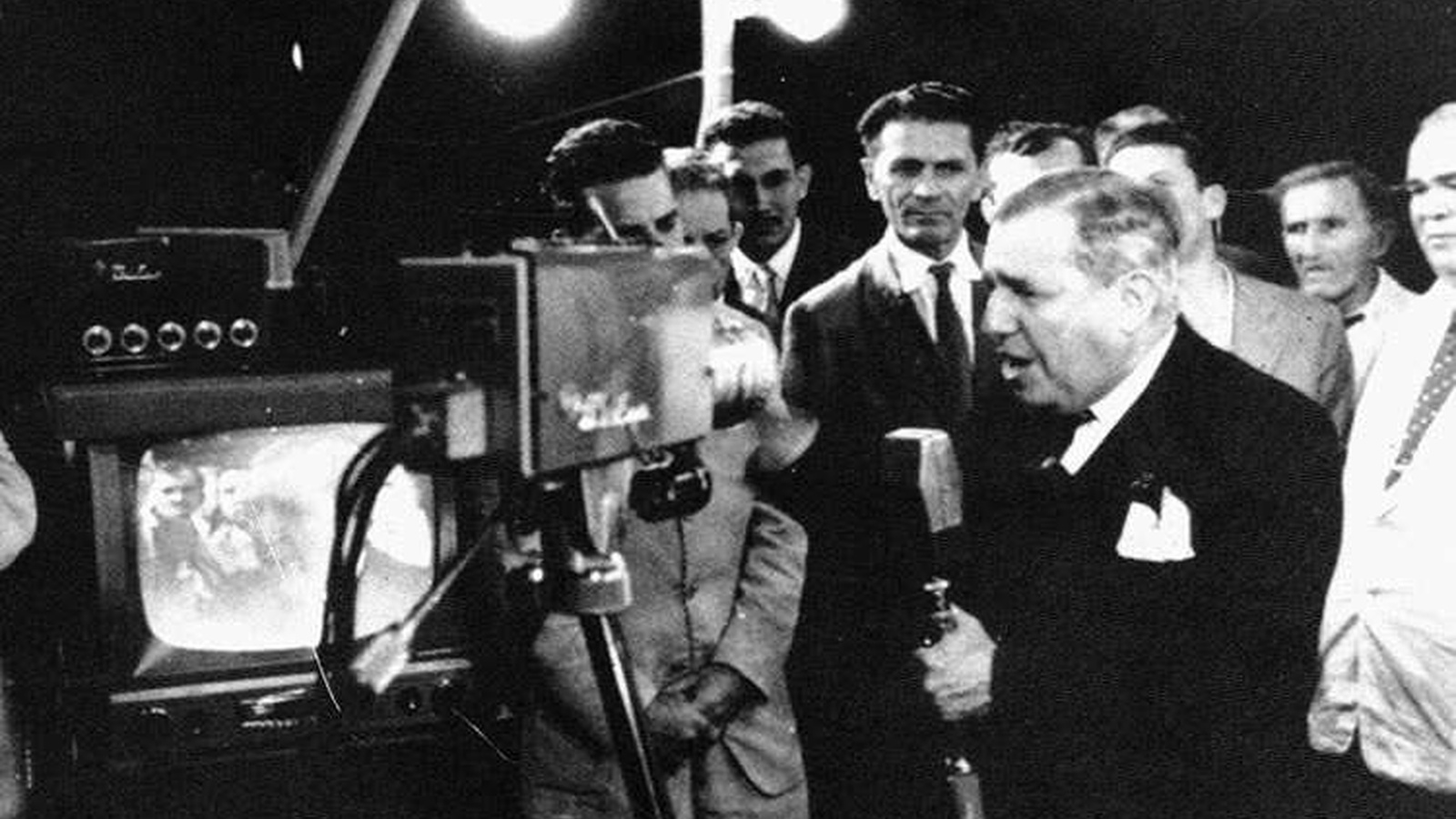 Assis Chateaubriand fala ao microfone diante de uma câmera de televisão durante a inauguração da TV Tupi, em São Paulo, em 1950.